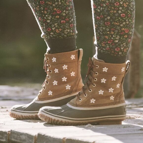 Women's The Great. + Eddie Bauer The Embroidered Daisy Hunt Pac Boot - Picture 3 of 11